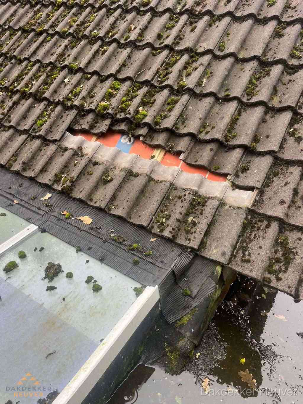 Beschadigd pannendak met ontbrekende dakpannen voor reparatie in Reuver