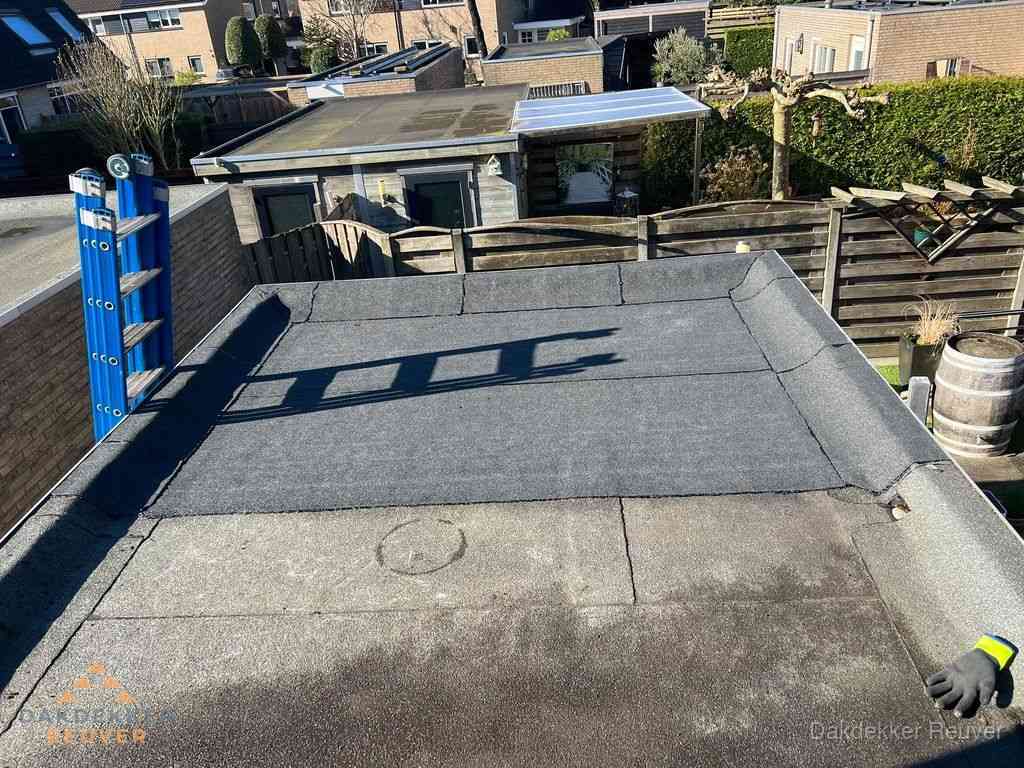Dakdekker legt onderlaag op plat dak met houten constructie in Reuver