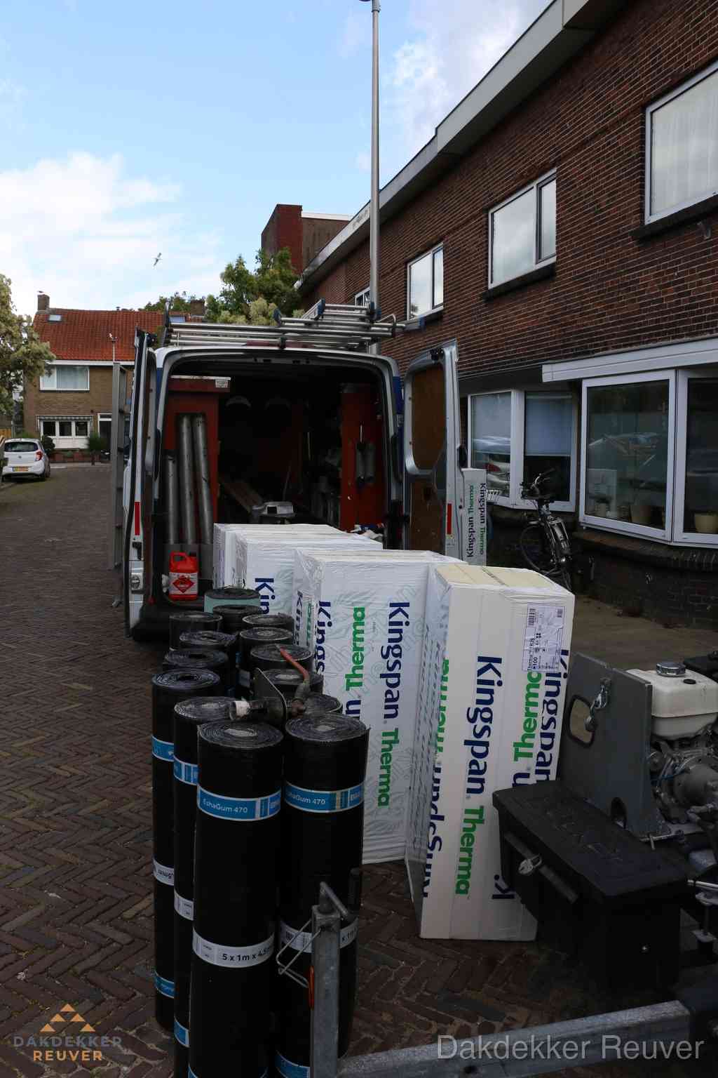 Plat dak met bitumen dakbedekking en brander in Reuver