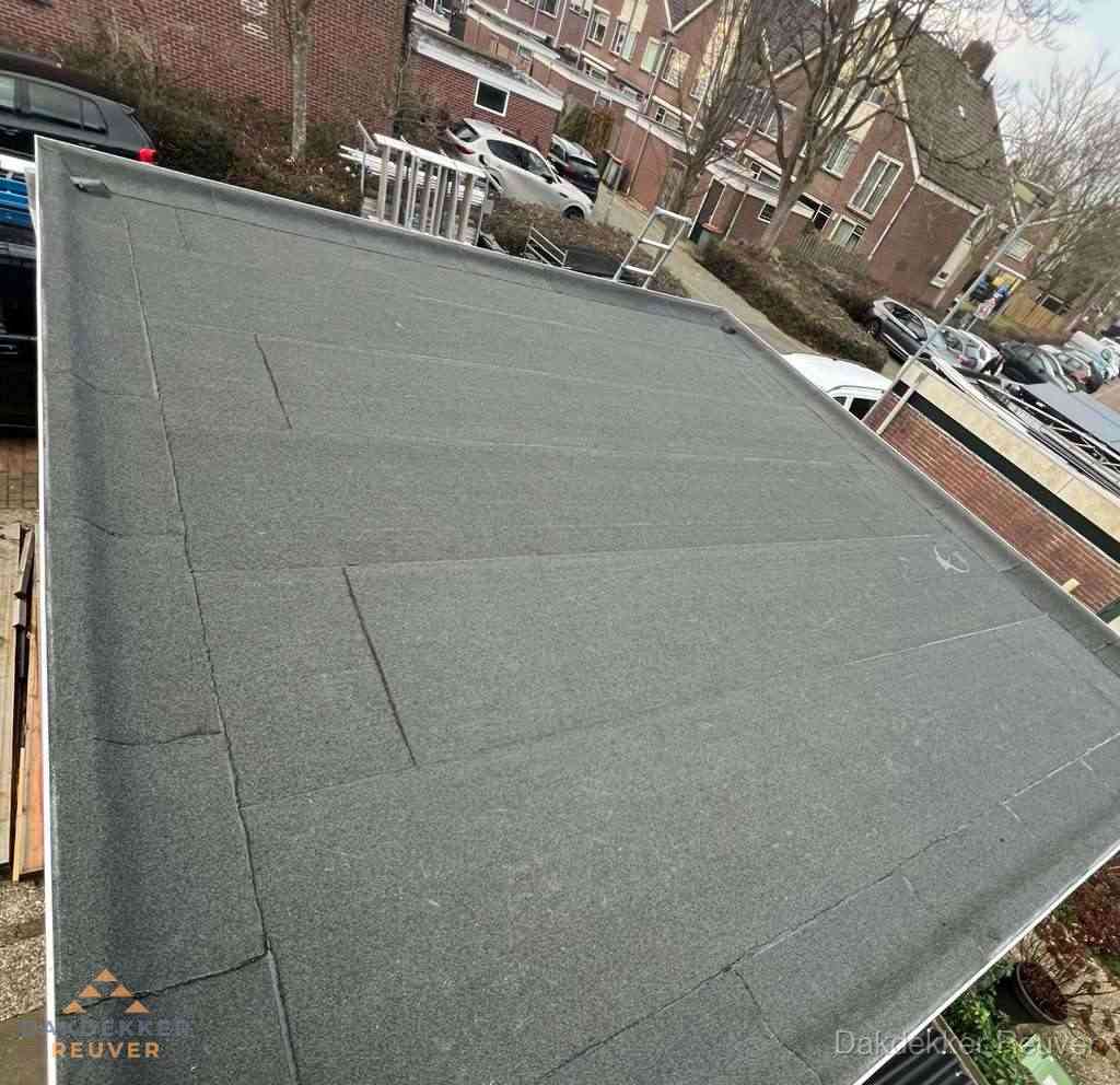 Nieuwe bitumen dakbedekking op plat dak van garage in Reuver