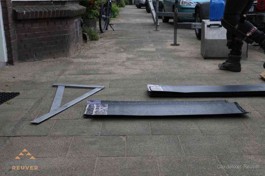 Dakbedekkingsmateriaal en zinkwerk klaargelegd voor reparatie in Reuver