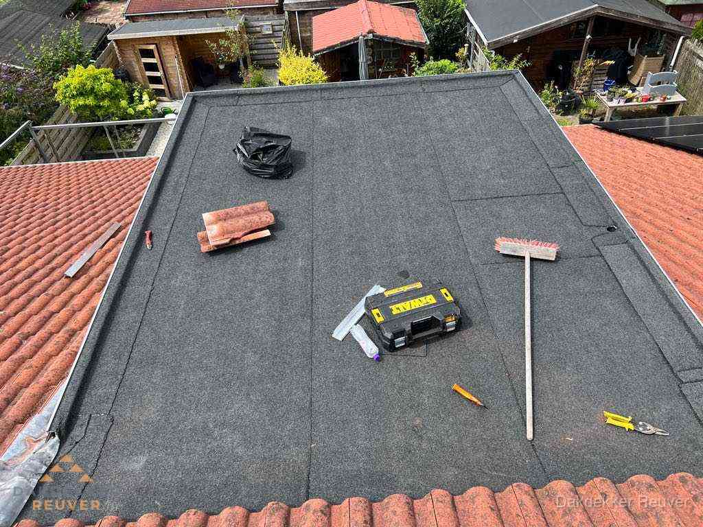 Nieuw plat dak met bitumen dakbedekking in Reuver