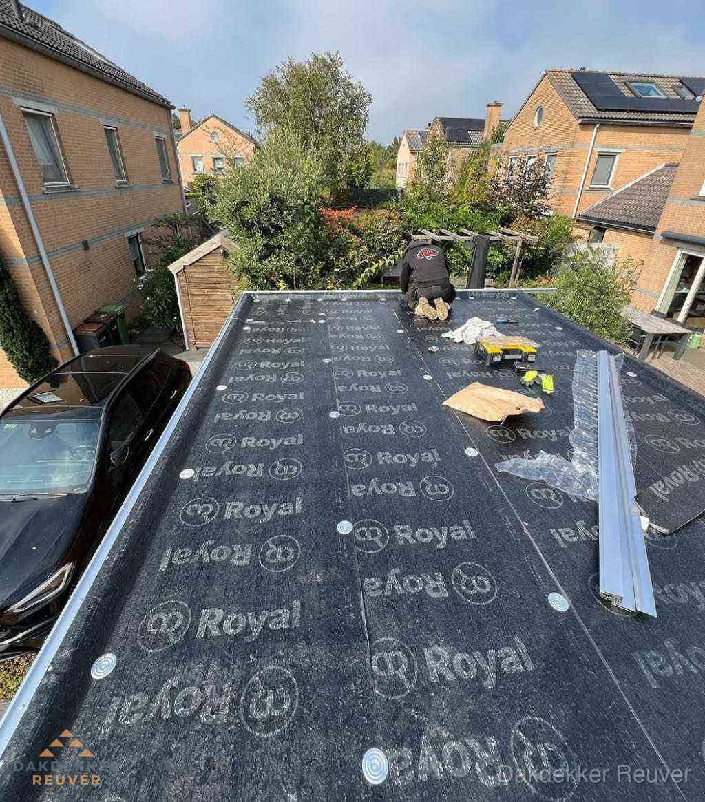 Dakdekker aan het werk op plat dak renovatie in Reuver