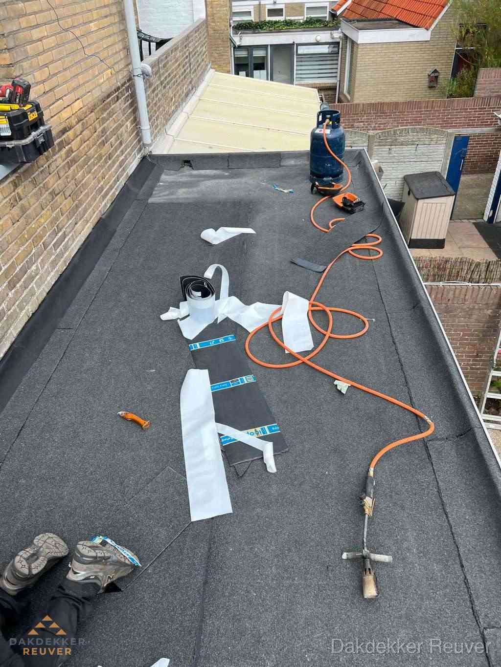 Dakdekker brengt EPDM dakbedekking aan op plat dak in Reuver