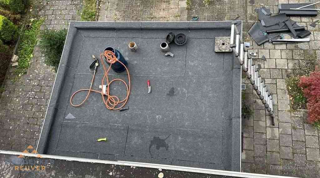 Plat dak met nieuwe bitumen bedekking in Reuver