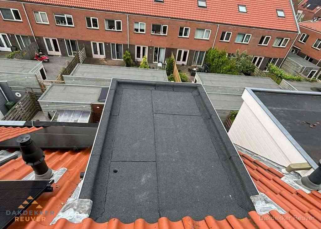Plat dak met bitumen bedekking naast dakkapel in Reuver