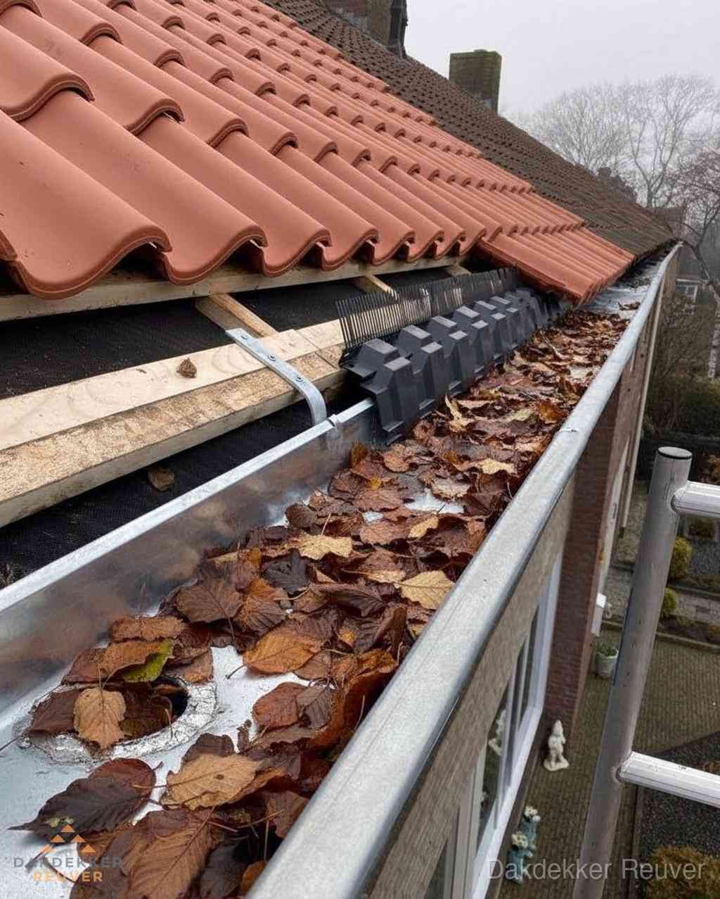 Plat dak bedrijfspand met bitumen dakbedekking en lichtkoepels in Reuver