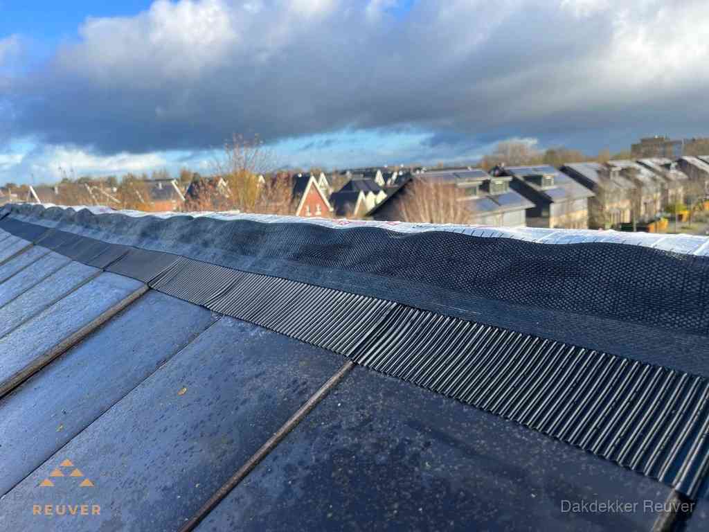 Dakisolatie bij de nok met ventilatieprofiel op schuin dak in Reuver