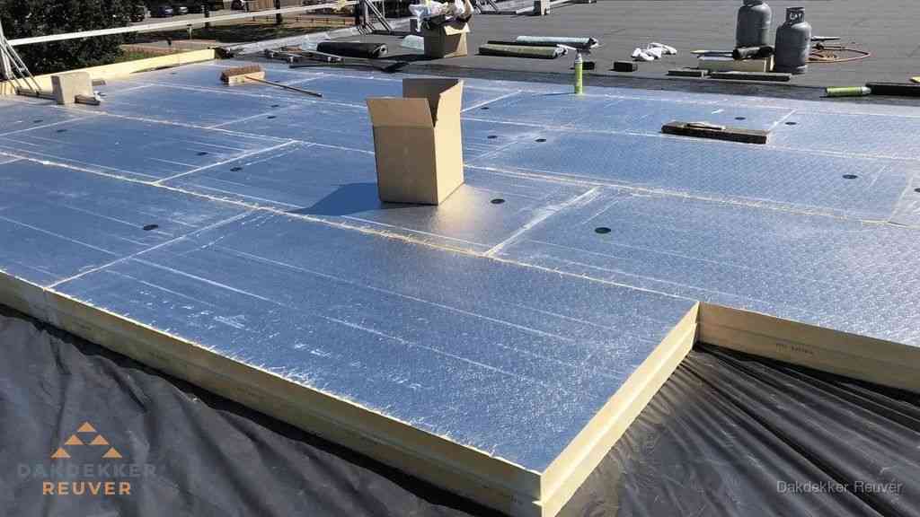 PIR isolatieplaten worden gelegd op plat dak voor dakisolatie in Reuver