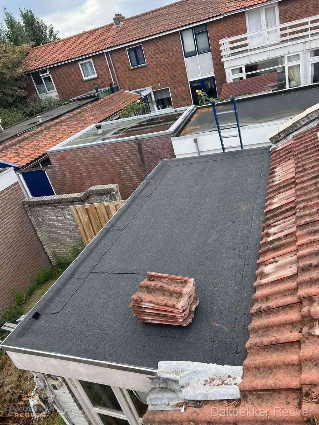 Aanbouw plat dak met reservepannen voor dakpannen vervangen in Reuver