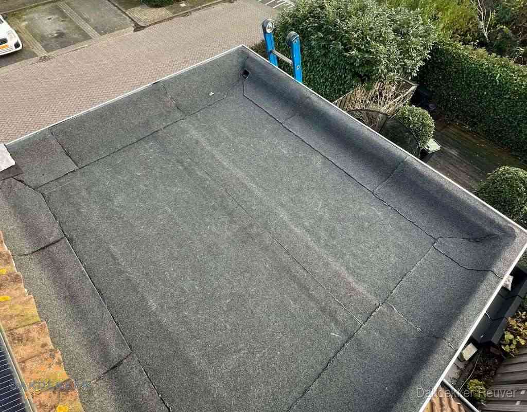 Gerenoveerd plat dak met nieuwe bitumen dakbedekking in Reuver