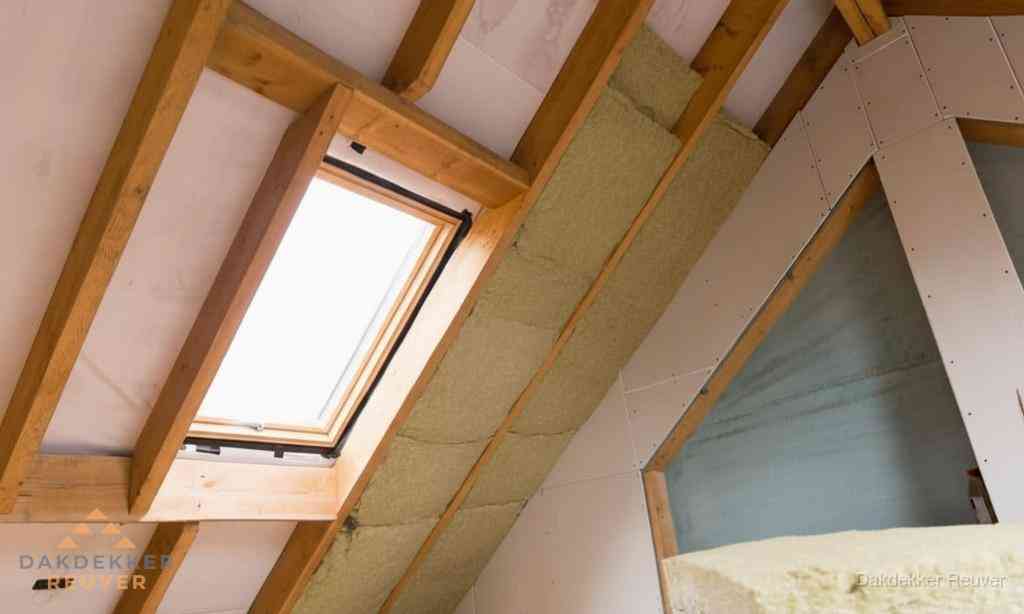 Plat dak vervangen met nieuwe OSB-ondergrond en bitumenrol in Reuver