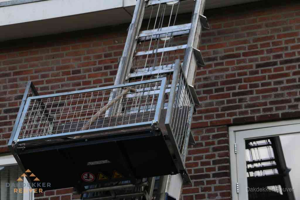 Ladderlift met dakpannen voor dakpan reparatie in Reuver