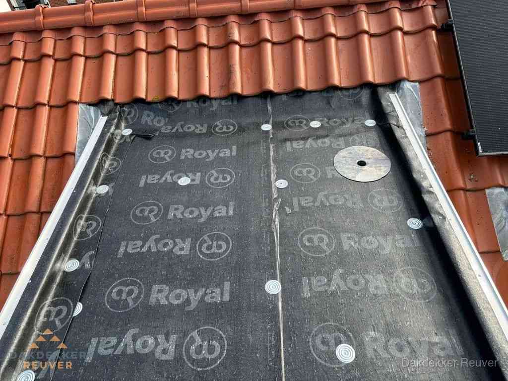 Nieuw dak met dakpannen en Royal onderlaag bij woning in Reuver