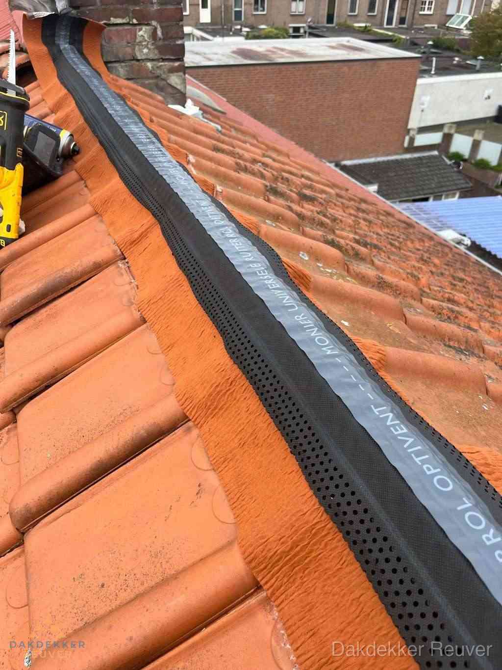 Plat dak aanbouw met bitumen naast schuin pannendak in Reuver