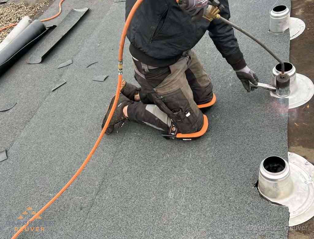 Gereedschap op nieuw plat dak na renovatie in Reuver