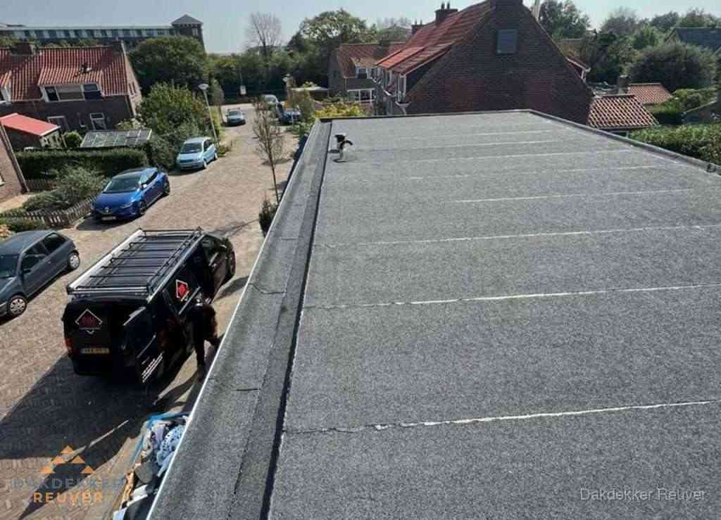 Nieuw bitumen plat dak met uitzicht over landschap in Reuver