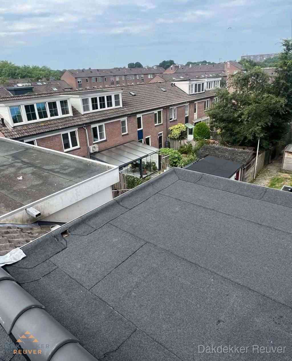 Vernieuwd plat dak met bitumen in woonwijk in Reuver