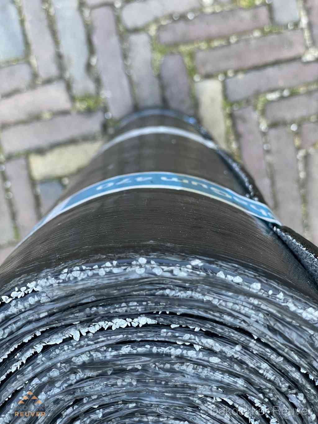 Rol bitumen dakleer met leislag voor plat dak in Reuver